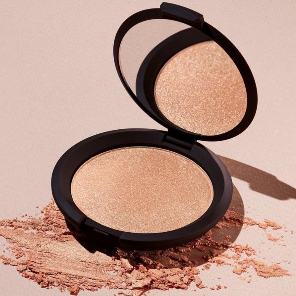 Smashbox X BECCA shimmering highlighter in Champaign Pop.